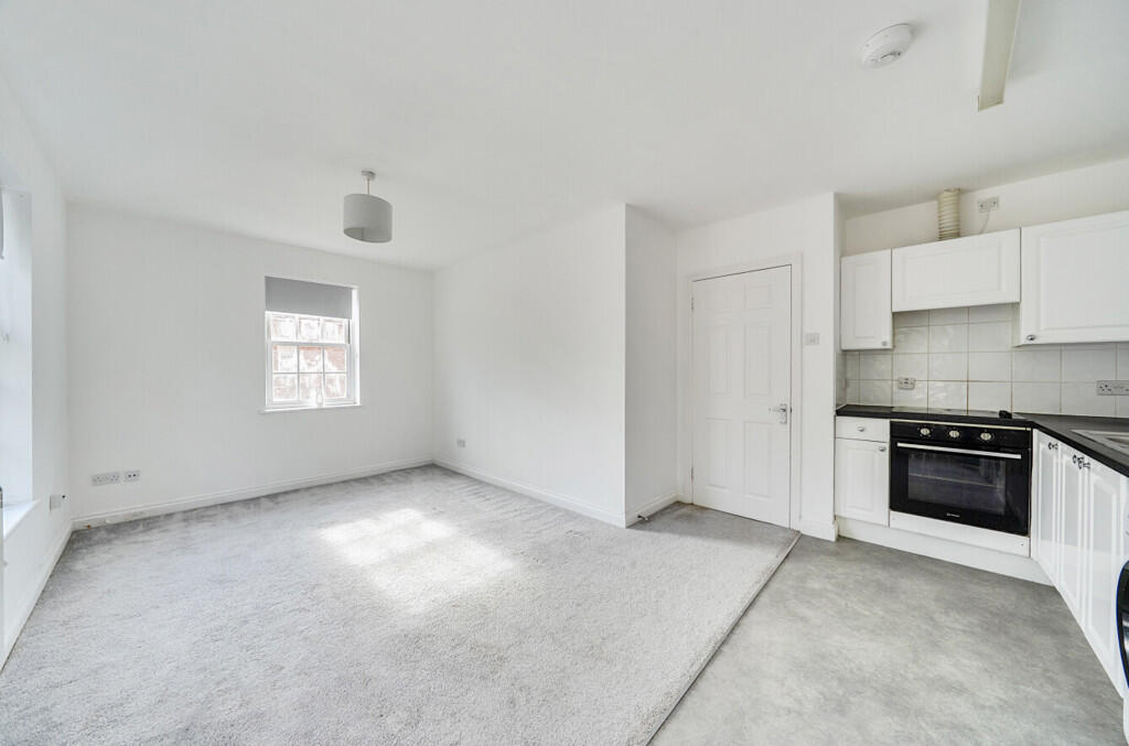 Apartment in Buckingham, Buckinghamshire - View 3