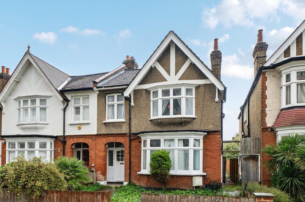 2-bed flat on Arran Road, London, SE6 2NL, £400,000