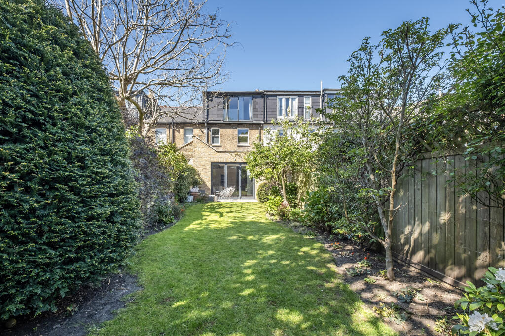 House in Richmond, Kew - More