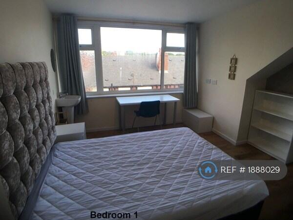 6 bedroom terraced house for rent