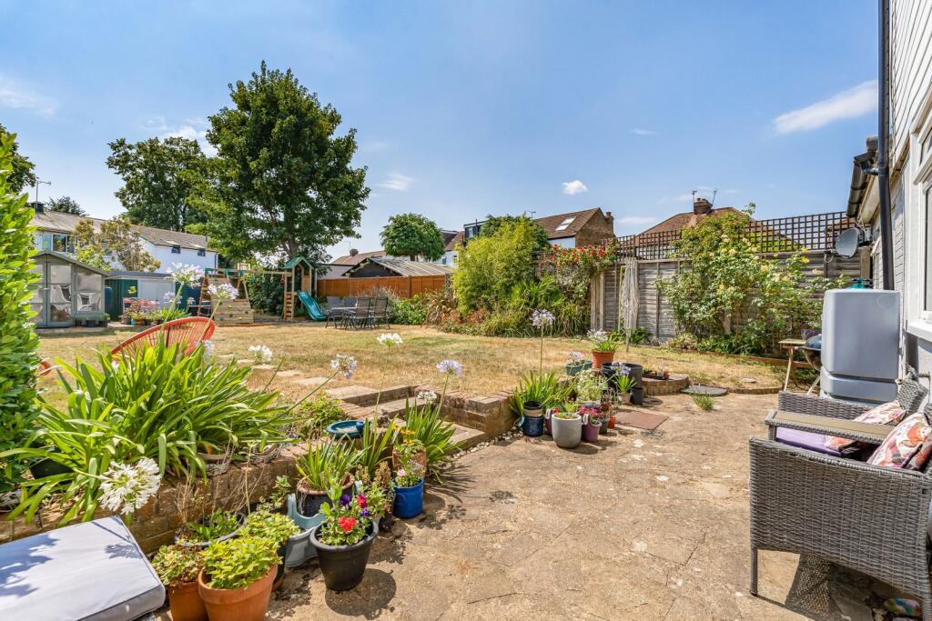 House in Sunbury-on-Thames, Kempton Park - More