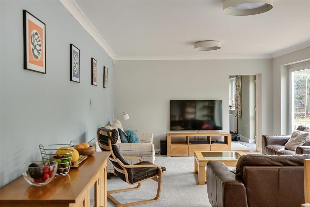 House in Guildford, East Horsley - More