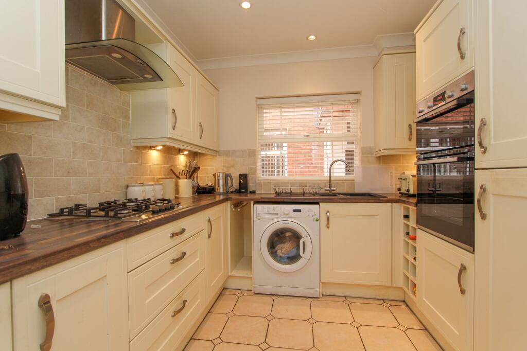 Apartment in Sutton Coldfield, Maney - More