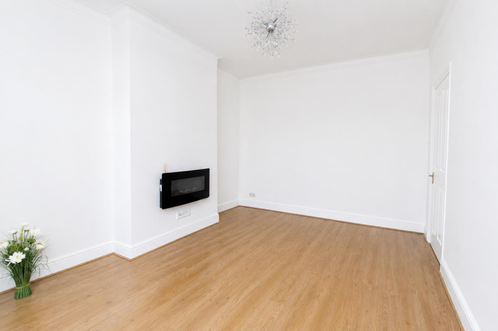 House in London, Sutton New Town, Benhilton - More
