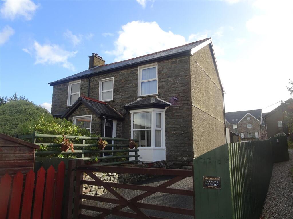4-bed detached on Llan Ffestiniog, Blaenau Ffestiniog, £299,750