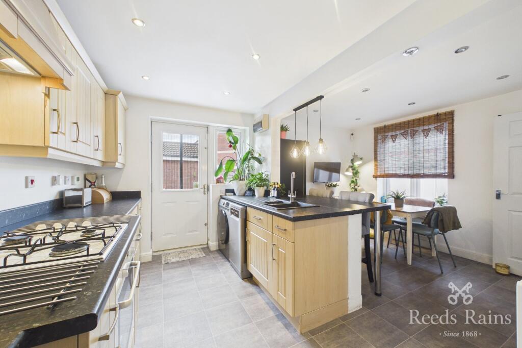 House in Rotherham, Laughton Common, Thurcroft - More