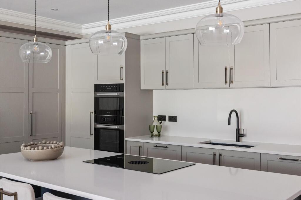 Apartment in Elmbridge, Oxshott - View 2