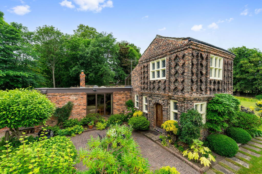 Main image of property: The Gazebo, Old Hall Road, Upper Batley, WF17