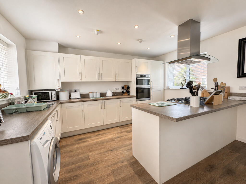 House in Rochford, Elizabeth Gardens - More