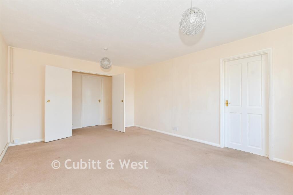 Apartment in Reigate and Banstead, Surrey - View 4