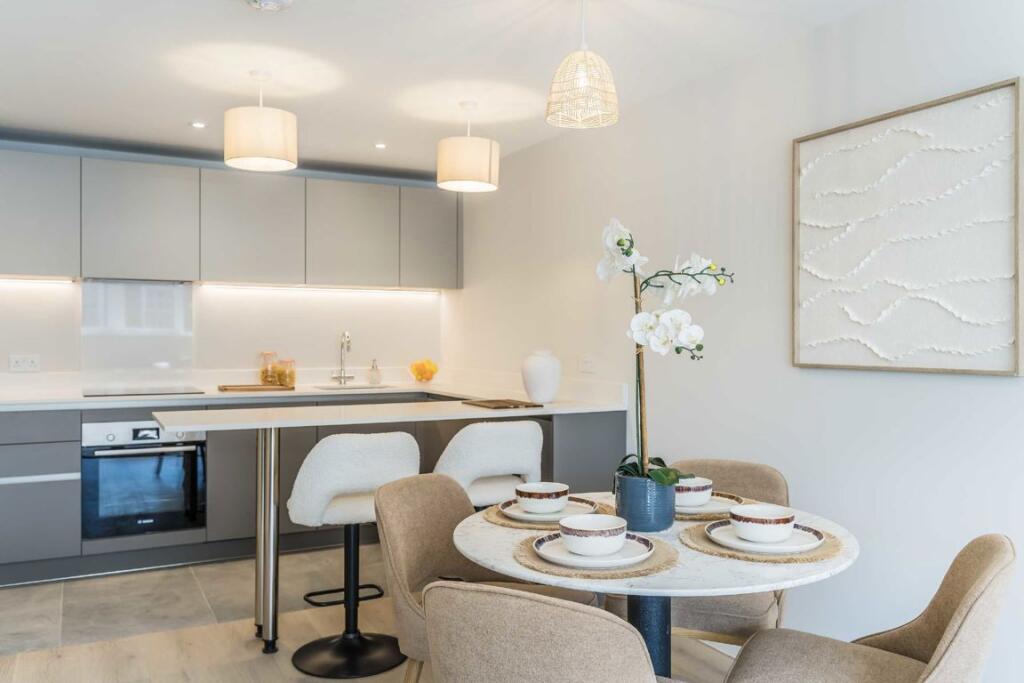 Apartment in Surbiton, Seething Wells - View 2