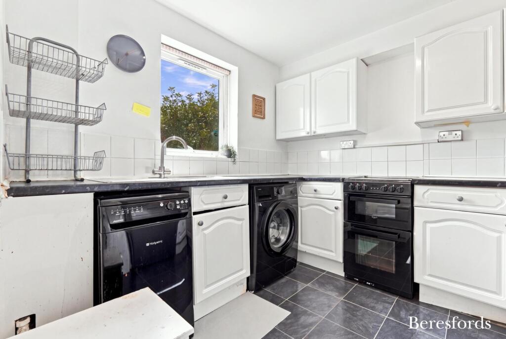 Apartment in London, Rush Green - View 3
