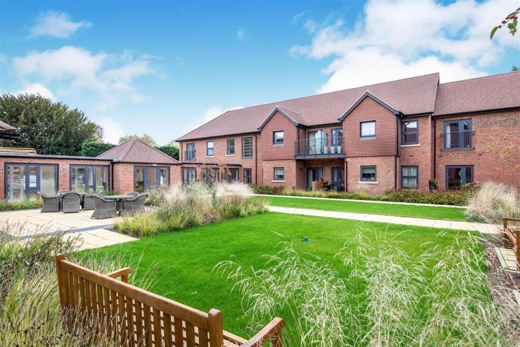 2-bed flat on St. Giles Mews, Stony Stratford, Milton Keynes, £395,000