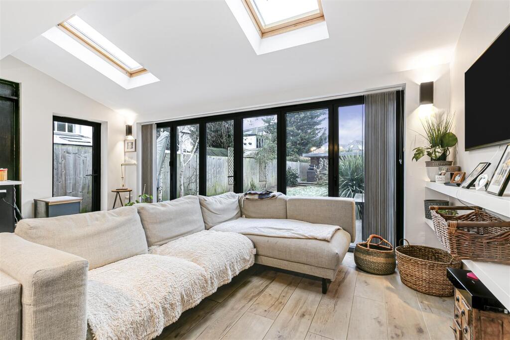 Garth Close, Kingston Upon Thames photo 4