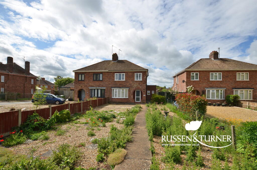 3-bed semi-detached on Family home located on Main Road in Clenchwarton, £250,000
