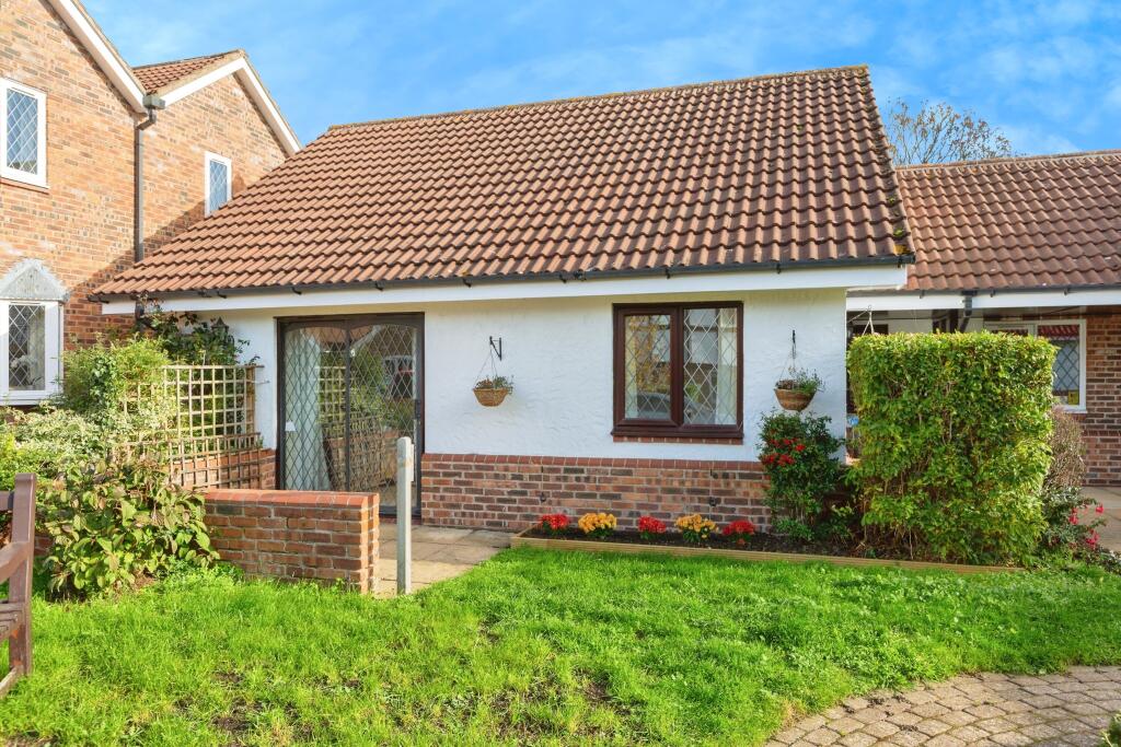 2-bed semi-detached on The Hawthorns, Lutterworth, LE17, £200,000