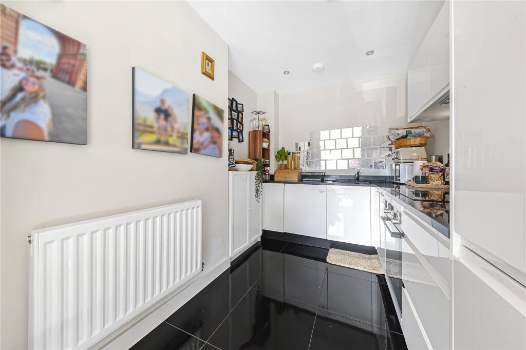 Apartment in Ilford - More