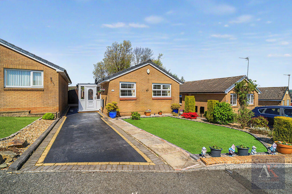 2-bed detached on Dew Meadow Close, Rochdale, £285,000