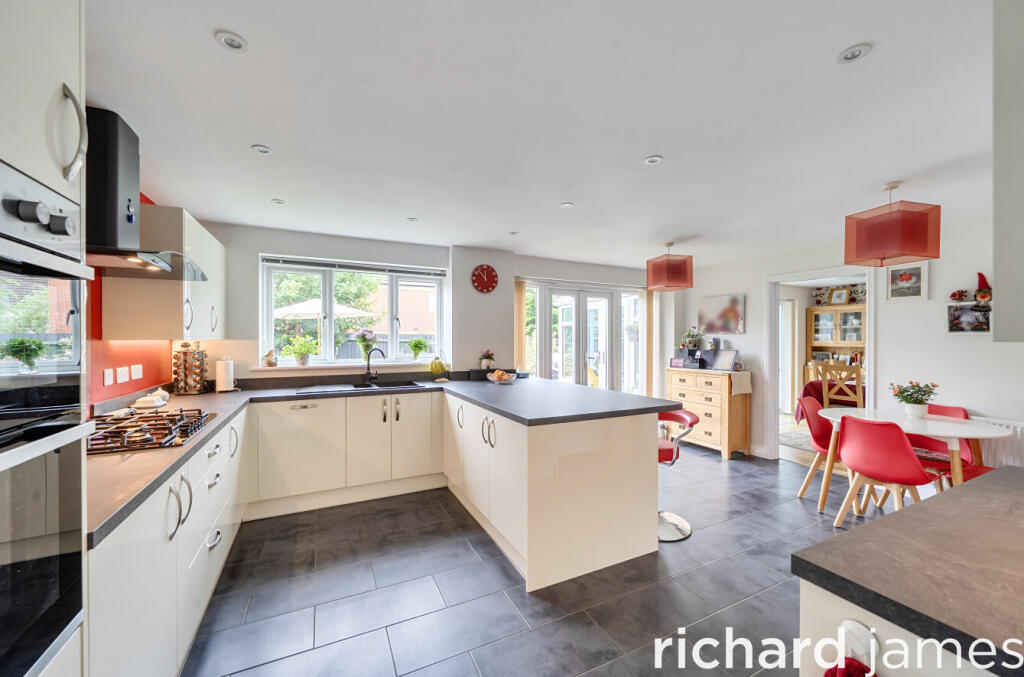 Kingdom Crescent, Redhouse, Swindon, SN25 photo 4