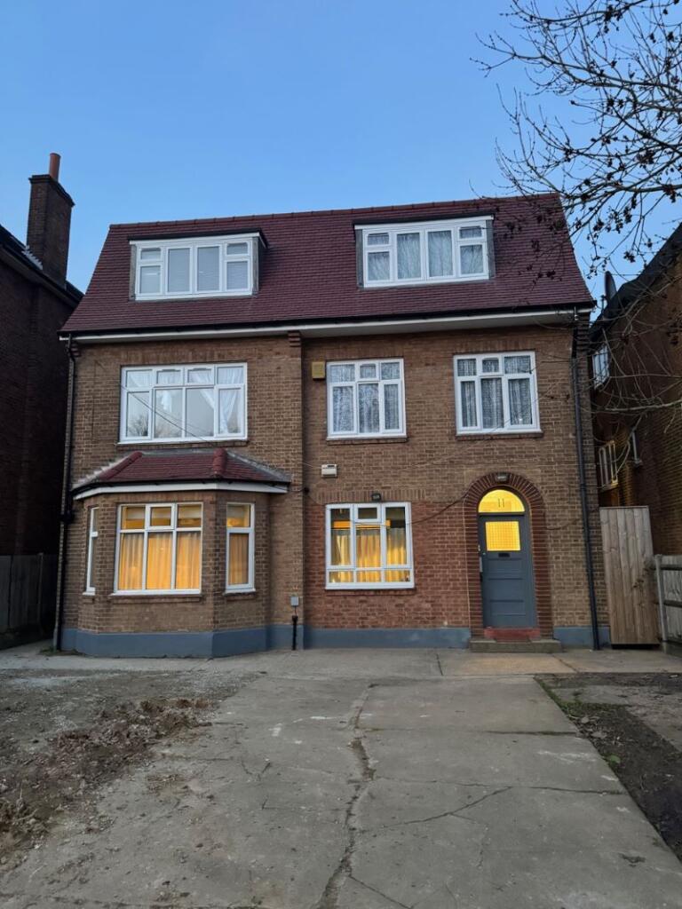 Main image of property: Flat 3, 11 Brondesbury Park, Kilburn, London, Brent, NW6 7BS