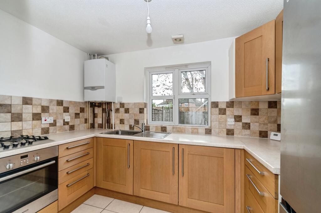 Edinburgh Close, Bedford, MK42 photo 5
