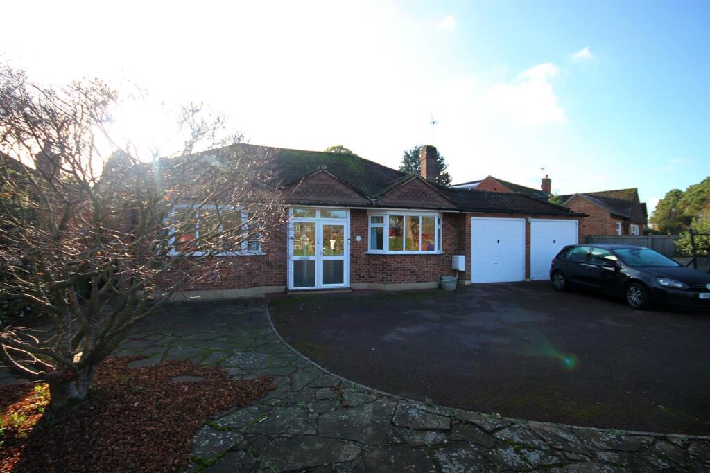 Main image of property: HILLSIDE ROAD, ASHTEAD, KT21
