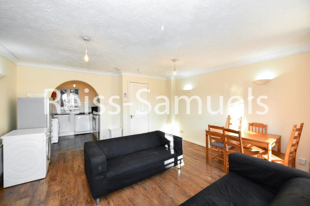 6 bedroom semi-detached house for rent