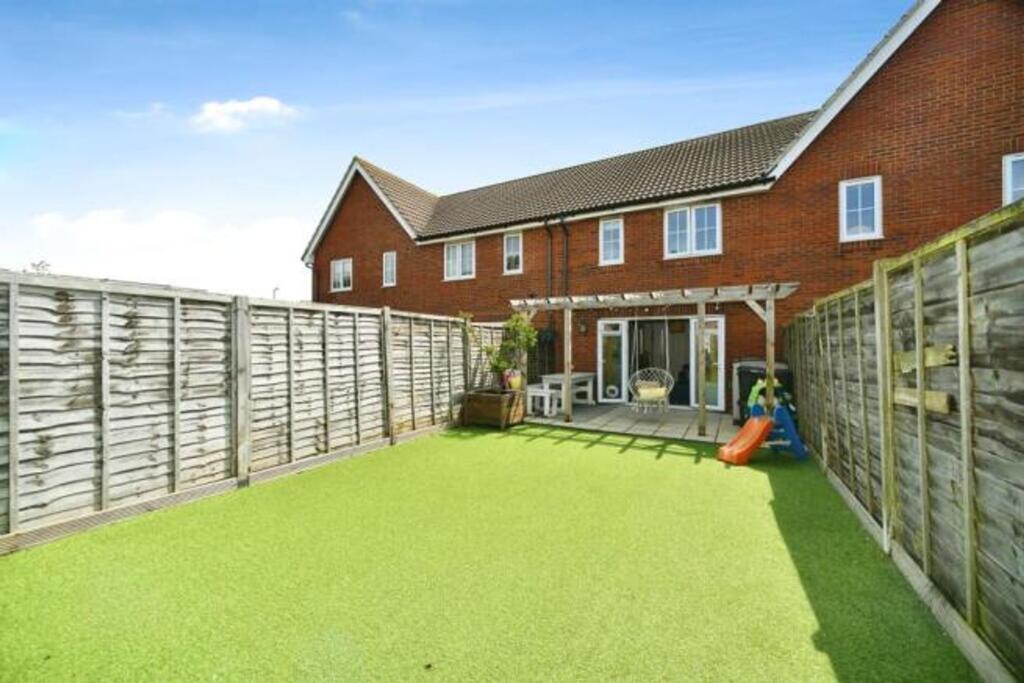 Gladys Avenue, Peacehaven, BN10 8FF photo 4