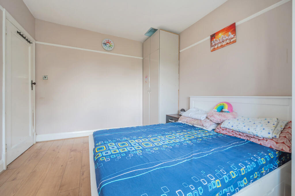Apartment in Slough - More