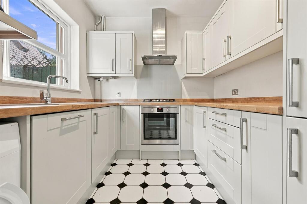 Christopher Court - Ware photo 2