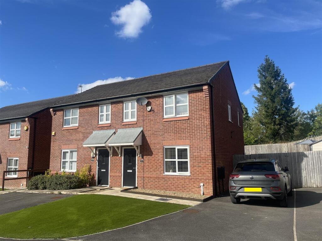 3-bed semi-detached on Peak Forest Close, Hyde, £275,000