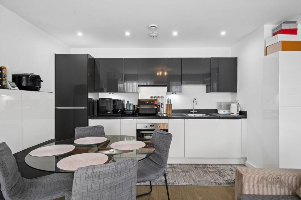 Apartment in Southall - View 4