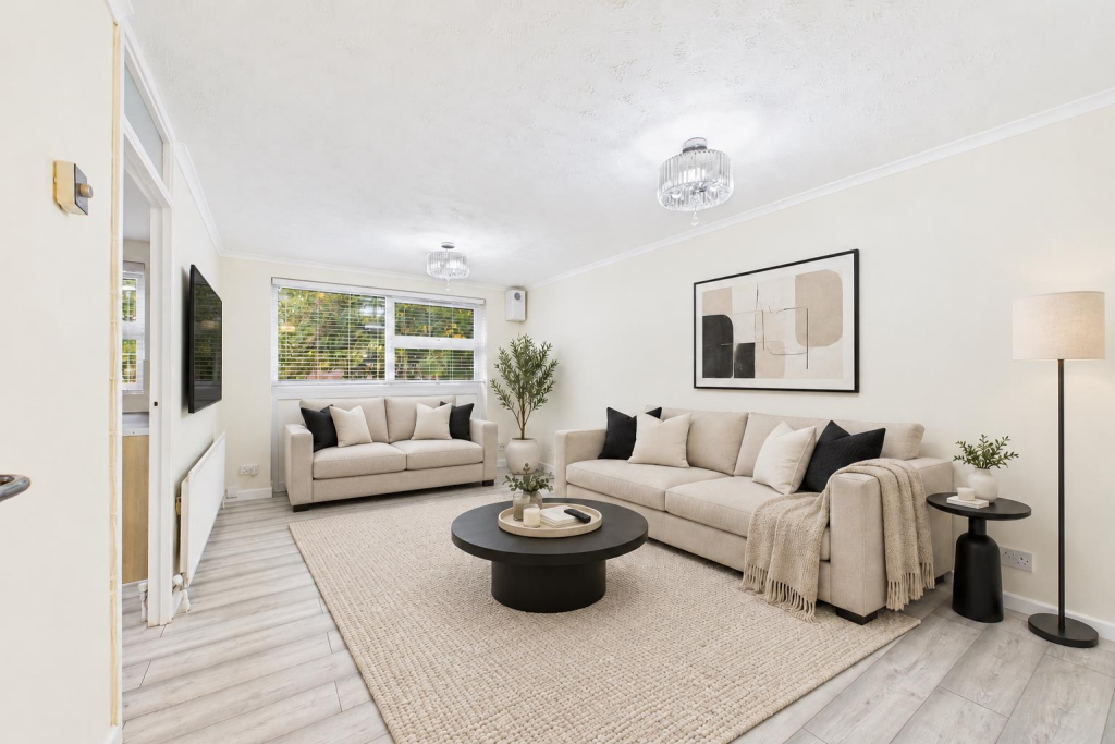 2-bed flat on Pierrepoint Road, Acton, London, W3, £375,000