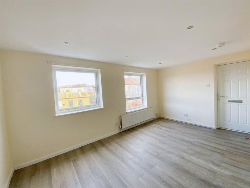 House in Luton - View 5