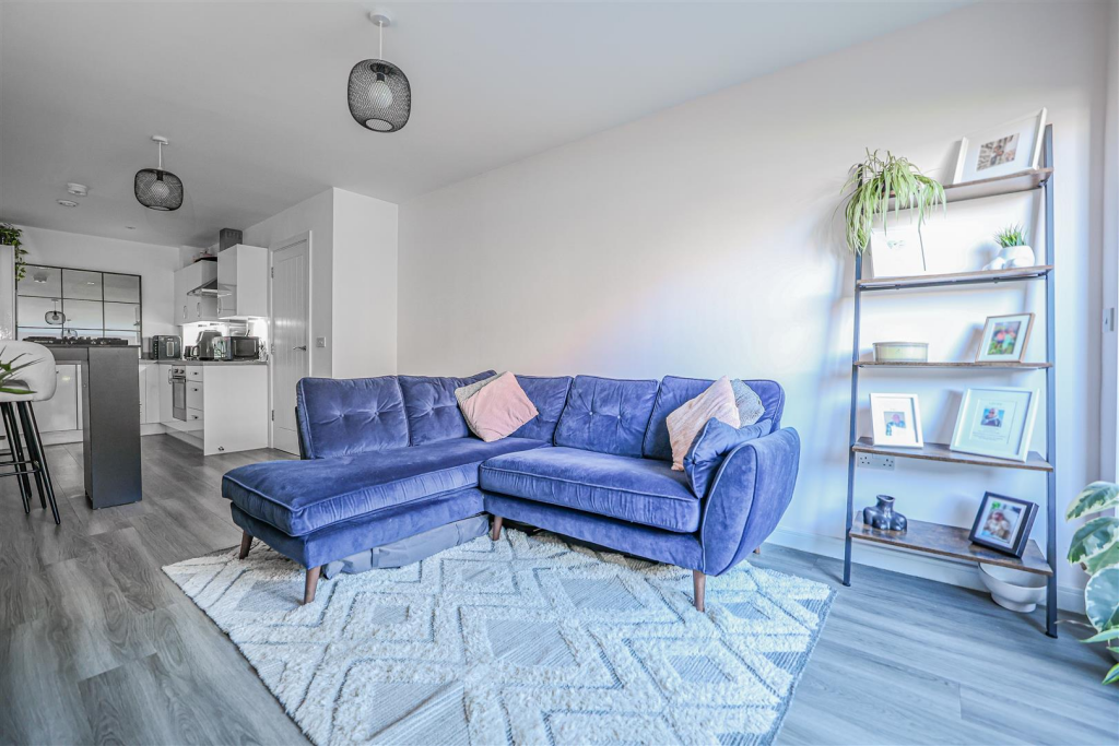 Apartment in Dacorum, Hertfordshire - More