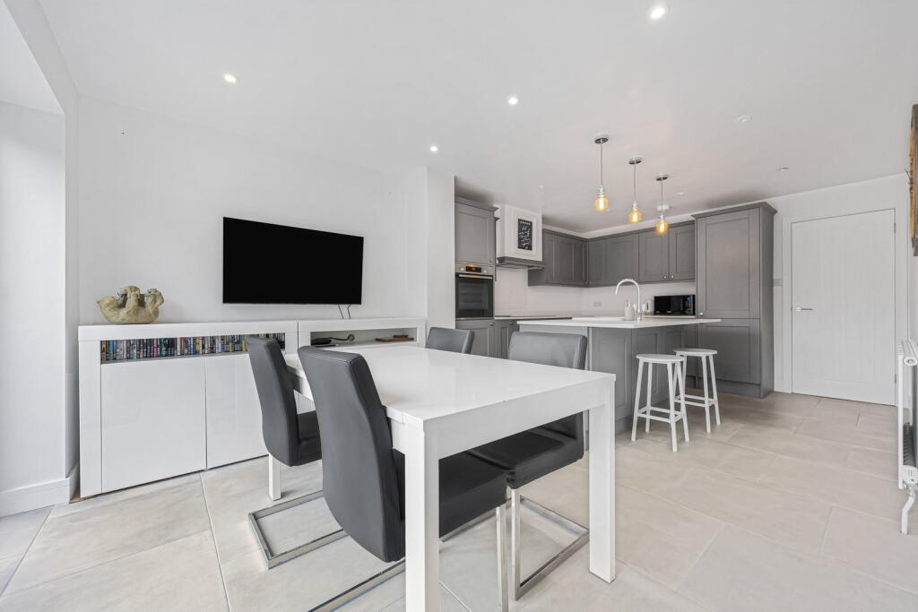 Paget Close, Marlow, SL7 1TP photo 3