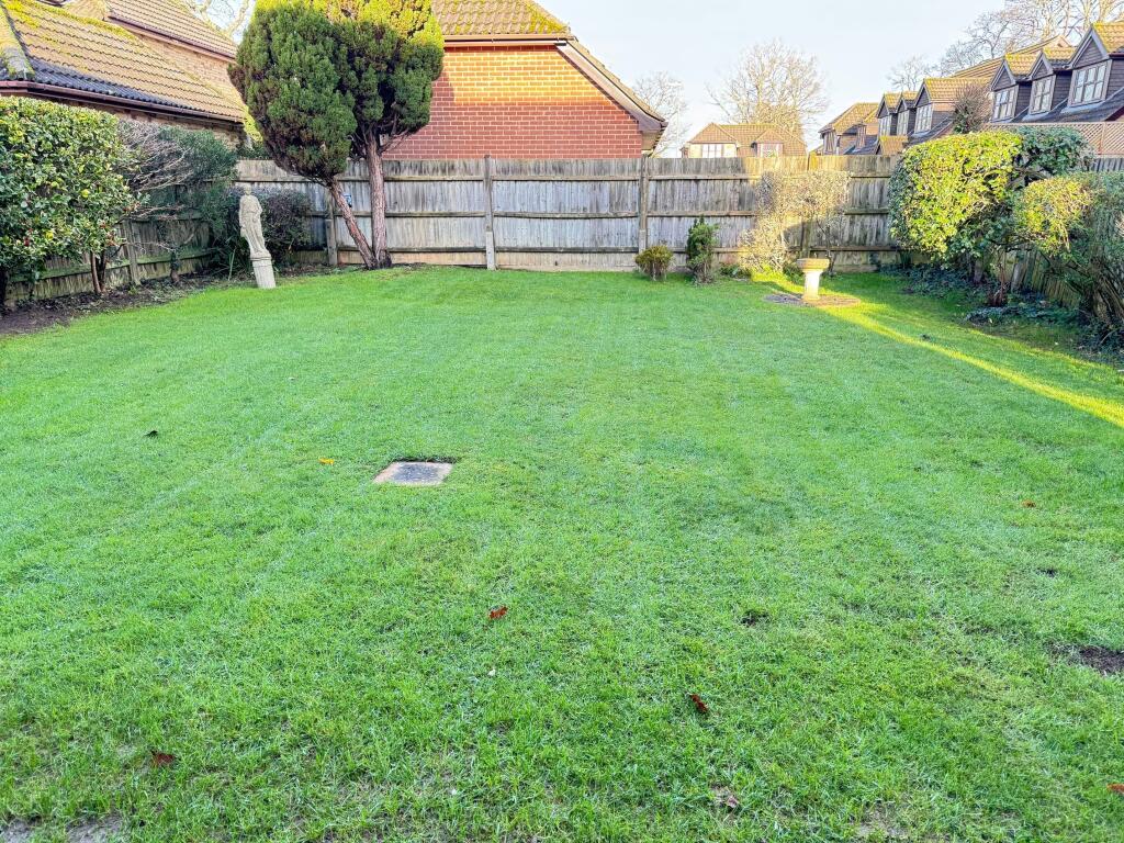 Larkshill Close New Milton Hampshire photo 3