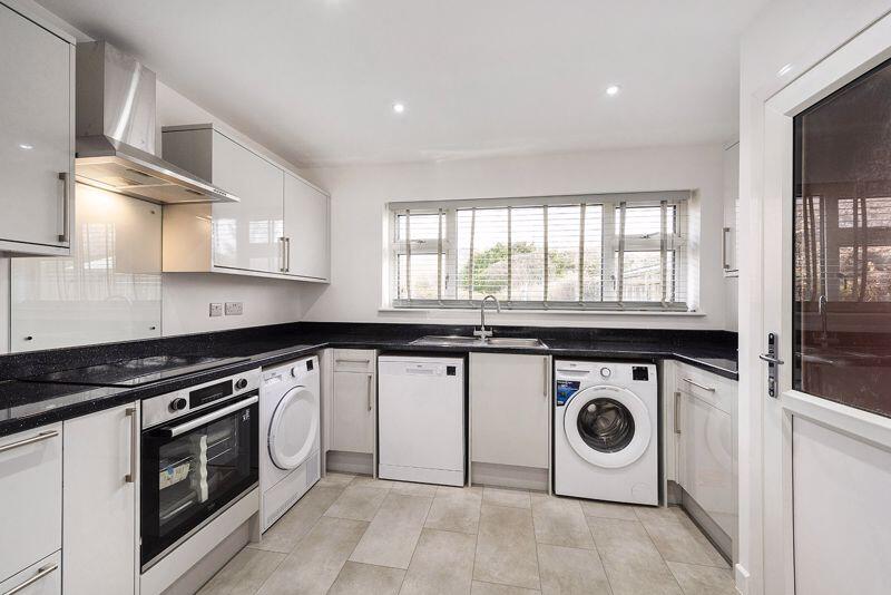 4 Bedroom Detached House with Garage and Garden, Stacey Road, Tonbridge photo 3