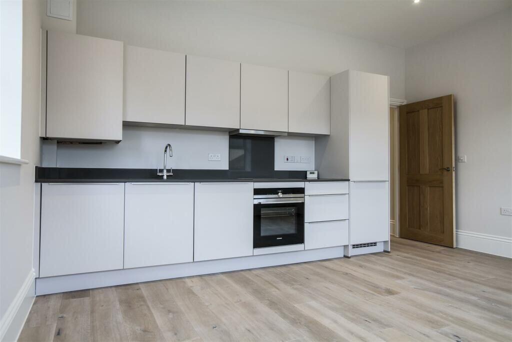 Apartment in Southend-on-Sea - View 3