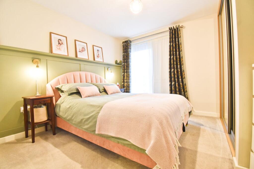Apartment in Walton-on-Thames, Surrey - More