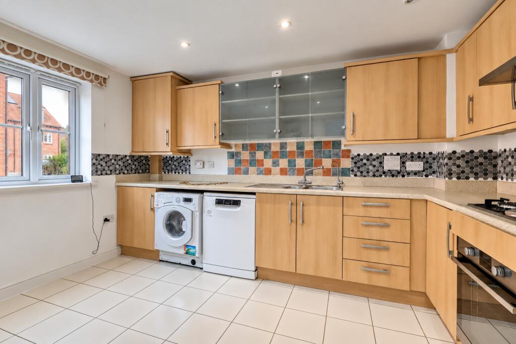 Kingshill Court, High Wycombe, Buckinghamshire, HP13 photo 3
