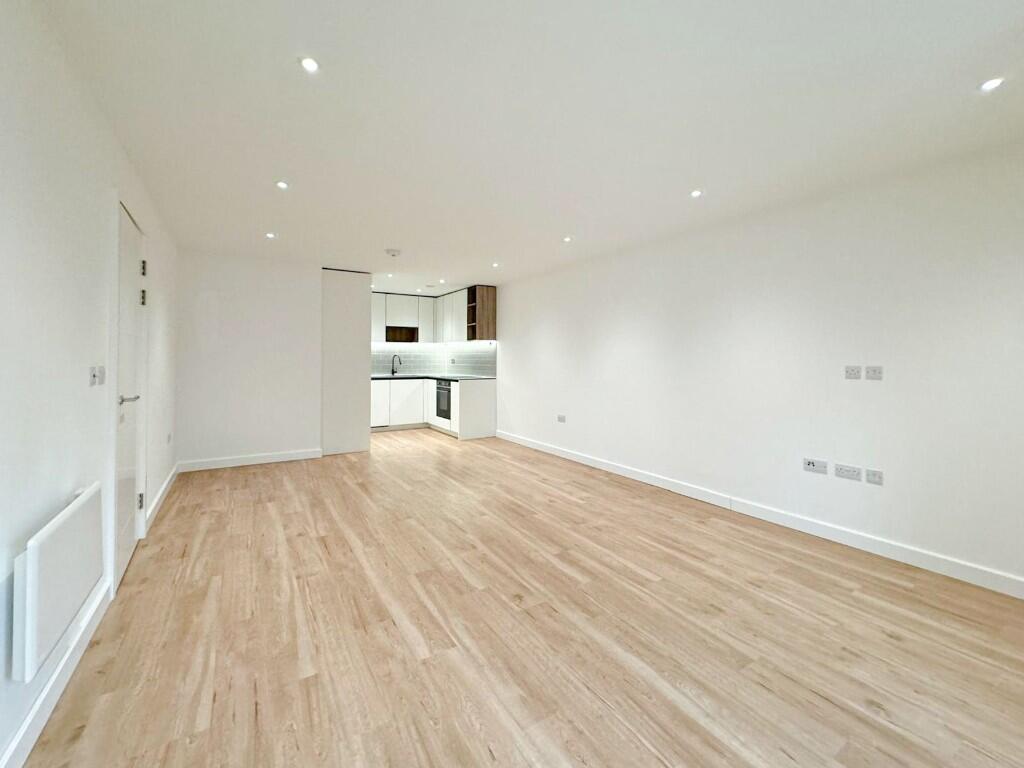 2-bed flat on East Drive, London, NW9, £520,000