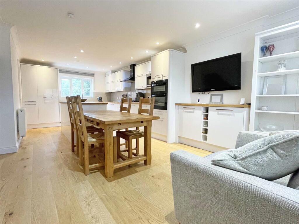House in Chelmsford, Chancellor Park, Chelmer - View 2