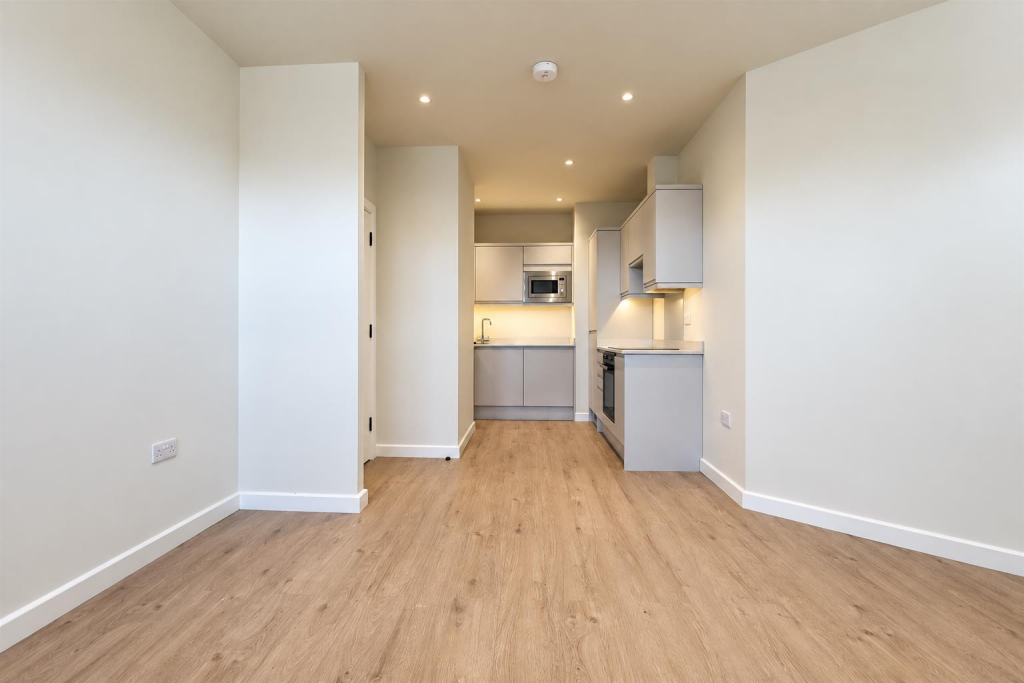 Apartment in Southall - View 4