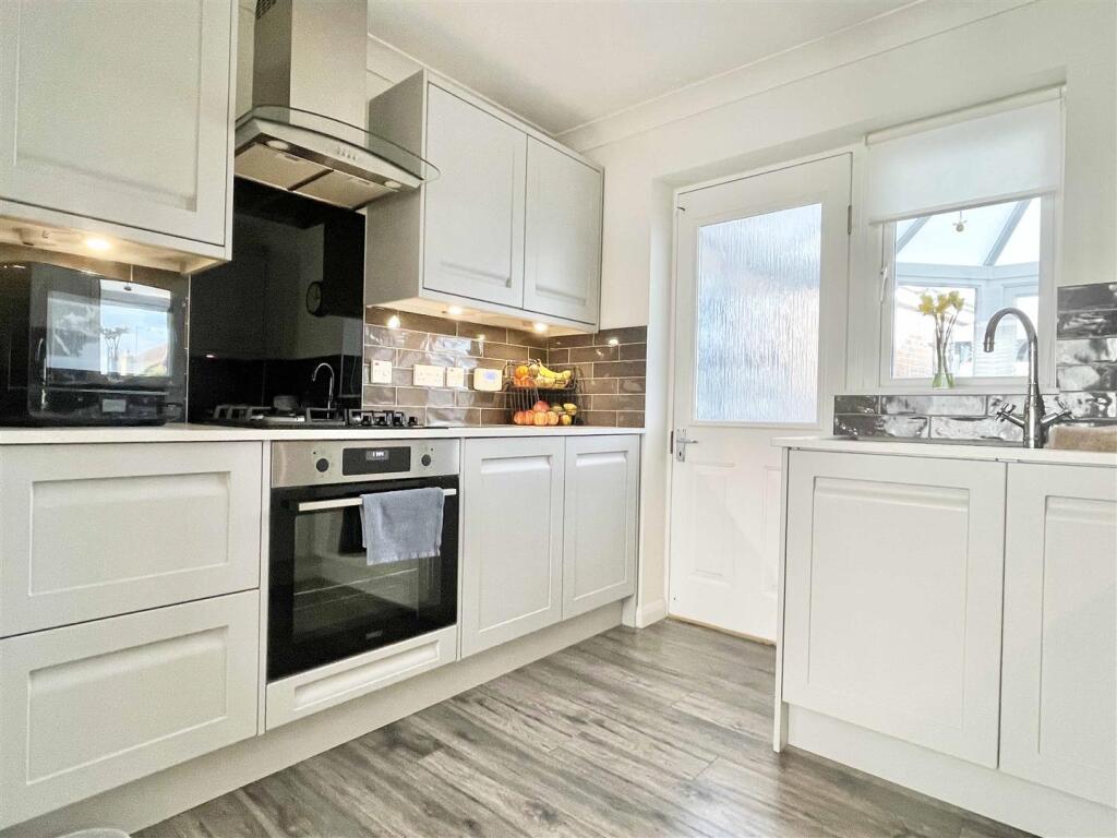 House in Chelmsford, Chancellor Park, Chelmer - View 3
