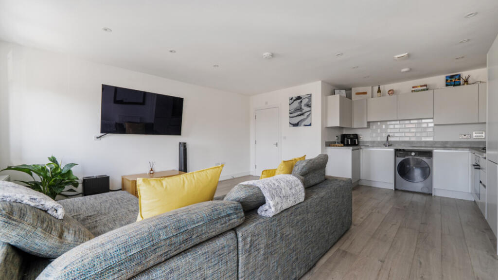 Apartment in Surrey Heath, Surrey - View 5