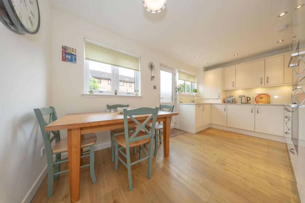 House in Mid Calder, Craigshill - View 4