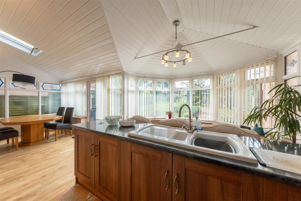 Meadow Close, Cuddington, Cheshire photo 3