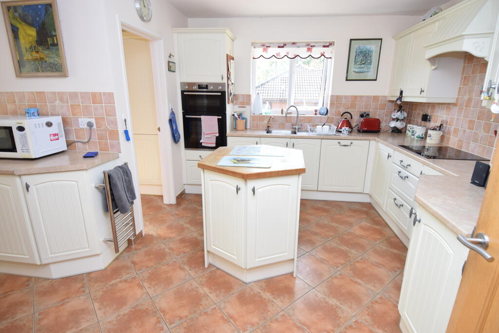 House in Salisbury, Shrewton - More