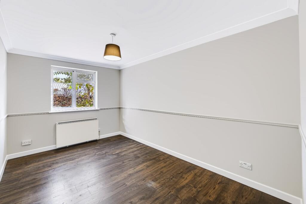 Apartment in Burgess Hill, World's End - More